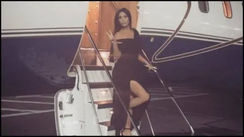Kim Kardashian causa polémica con atrevido vestido (FOTO)