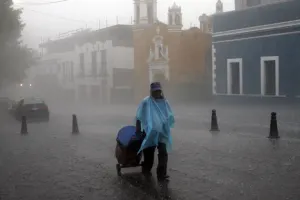 Intensa lluvia causa inundaciones severas en áreas de la capital