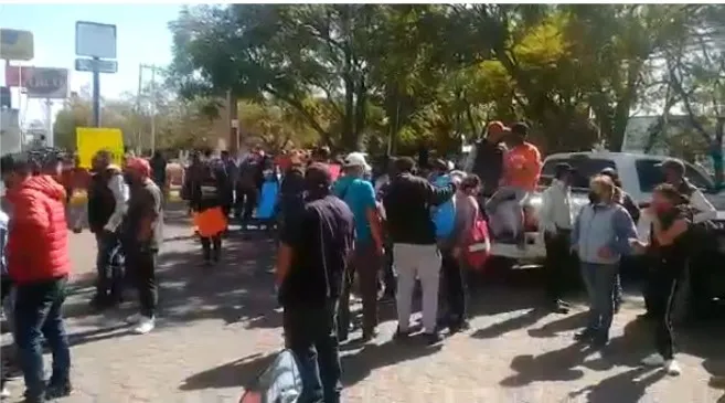 Se manifiestan ambulantes en Texmelucan; exigen espacios para vender