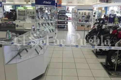 Con pistola en mano, un par de sujetos asalta Coppel de Balcones del Sur