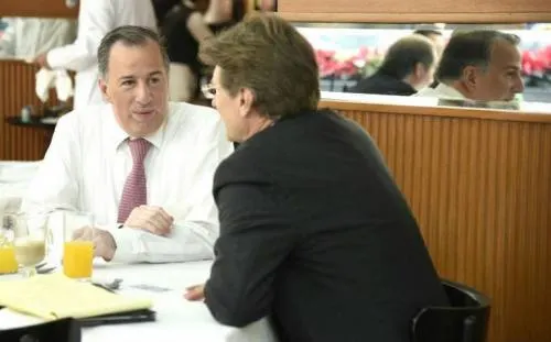 Meade desayuna con Enrique de la Madrid en restaurante del Centro CDMX