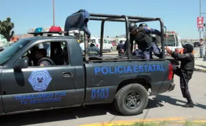 En Hidalgo pobladores sacan a menor de escuela para lincharlo