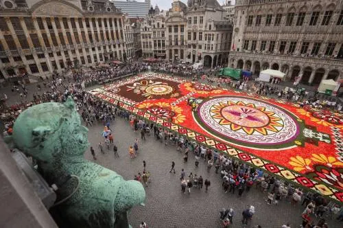 La Grand Place de Bruselas, cubierta por un tapiz floral gigante