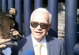 Granier arriba a la SEIDO acompañado de su abogado