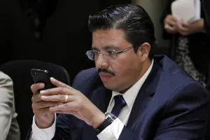 PRD anuncia consulta energética; PRI quiere aprobación de reforma este año