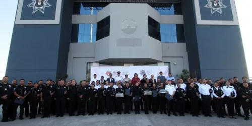 Karina Pérez Popoca entrega 424 uniformes a elementos de la SSPTM san Andrés Cholula