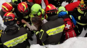 Hallan con vida a diez personas del hotel italiano sepultado por un alud