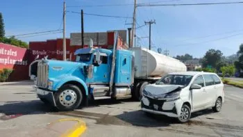 Pipa de agua causa choque múltiple en la calzada Zaragoza; no se reportaron heridos