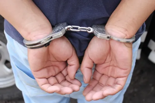 Capturan a presuntos ladrones mientras hurtaban en una papelería de Loma Bella