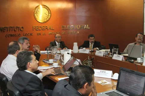 Guillermo Domínguez es consejero del IFE y empleado municipal