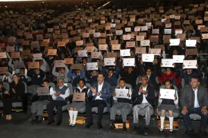 Entrega RMV tres mil 800 computadoras a estudiantes