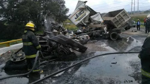 Bomberos estatales atendieron incendio provocado por accidente en carretera