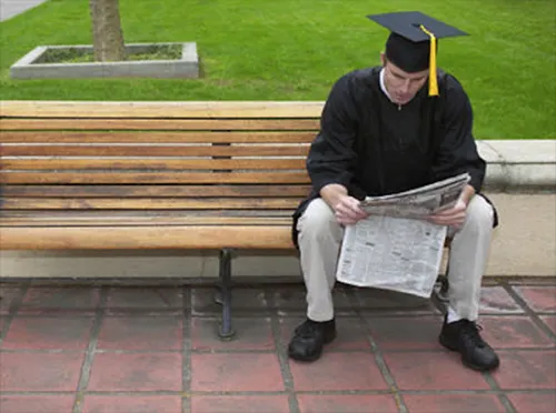 El país que no hace otra cosa que fabricar jóvenes desempleados, o desempleados jóvenes