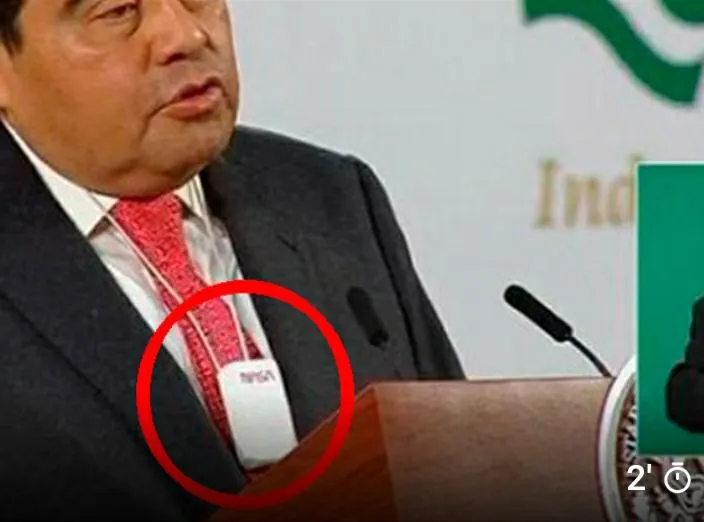 Aseguran que MBH utilizó collar anti-Covid en la mañanera de AMLO