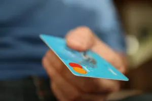 Mexicanos se quedan atrás en acceso al crédito