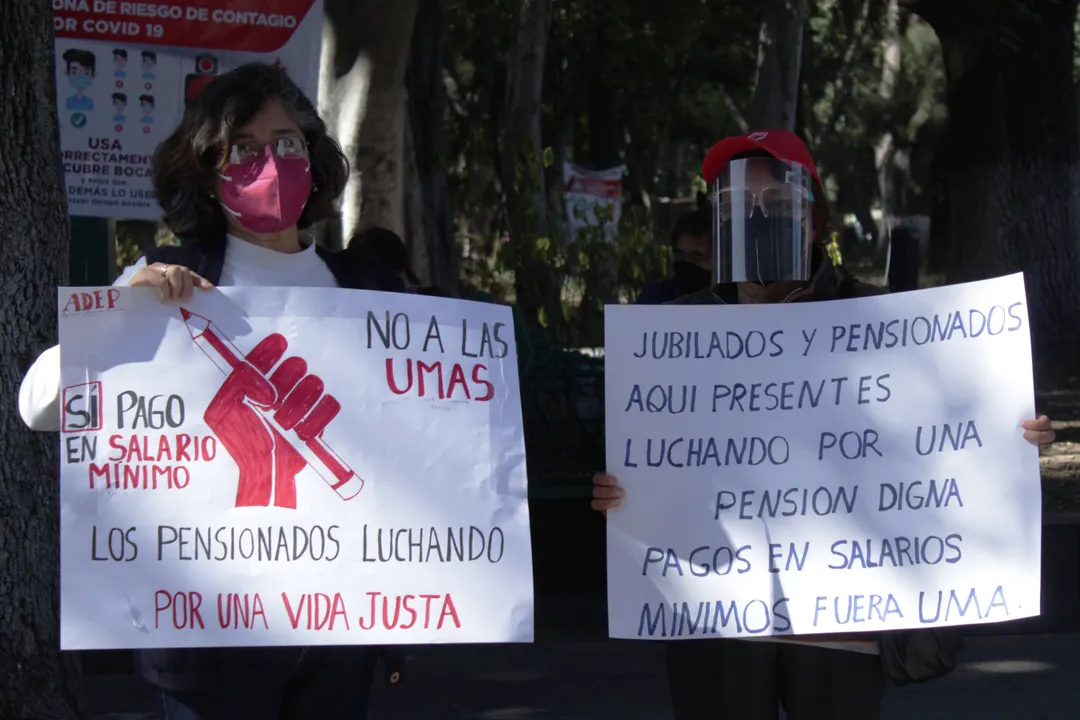 Maestros jubilados exigen que sus pensiones sean basadas en el salario mínimo