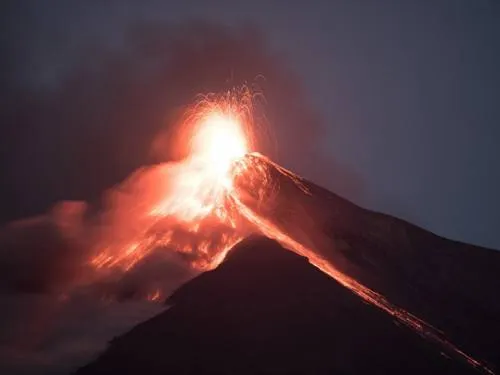 Volcán de Fuego de Guatemala entra en erupción