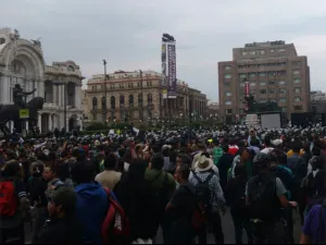 Granaderos CDMX impiden paso de la CNTE al zócalo