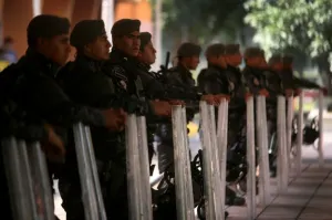 Michoacán: maestros arriban a presentar examen; CNTE, en plantón
