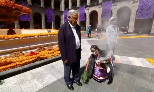 Con limpia mazateca, AMLO inaugura ofrenda dedicada a fallecidos por Covid-19