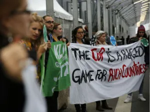 Activistas reclaman en COP21 concretar pacto sobre el clima