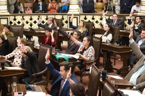 Aprueban iniciativa de indulto, ley orgánica del Congreso y fecha para protesta de nuevos alcaldes