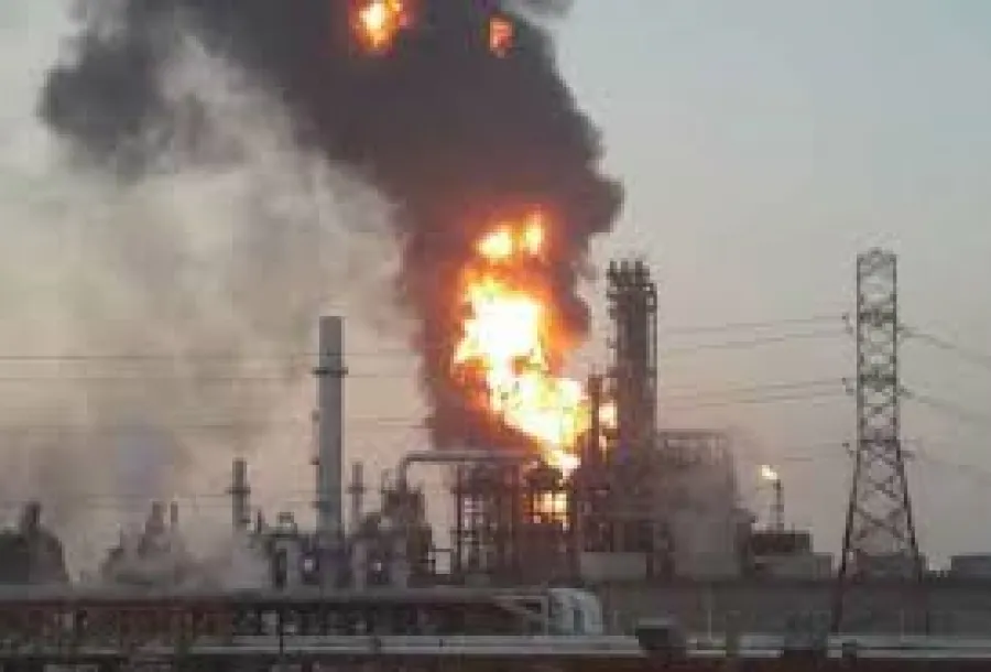 Aparatoso incendio en refinería de Minatitlán