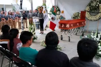 Rinde Fiscalía de Puebla homenaje al agente José Carlos N., caído en enfrentamiento en Tecamachalco
