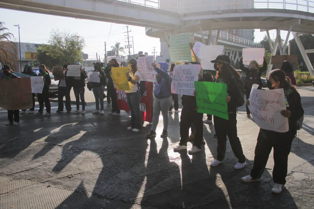 Estudiantes del BINE bloquean bulevar Hermanos Serdán en protesta contra directora