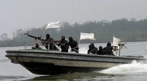 Secuestran piratas a marinos ucranianos en aguas nigerianas