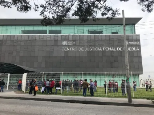 Vecinos de Amozoc se manifiestan en Casa de Justicia en Agua Santa