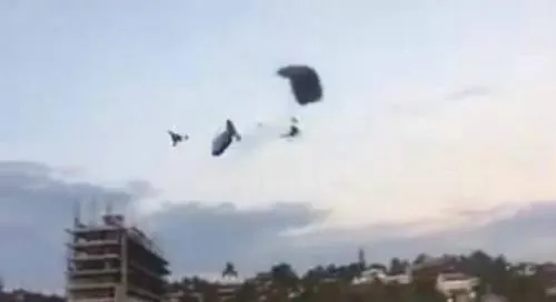 VIDEO: Paracaidistas chocan y uno pierde la vida