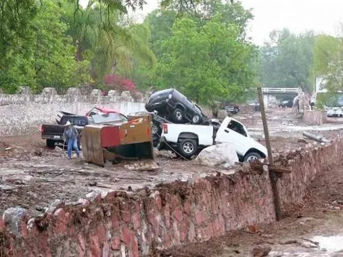Tromba desborda río; hay 4 muertos