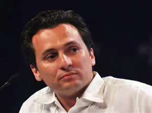 Director de Pemex recorre la zona de la explosión