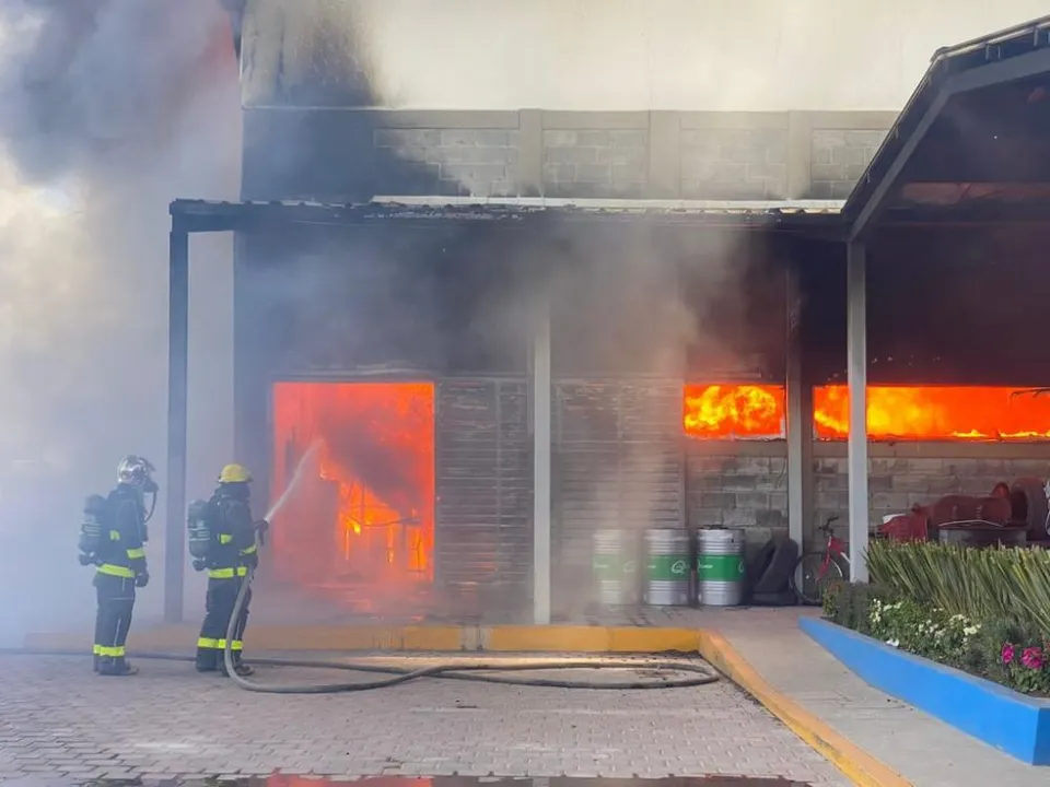Sofocan incendio en bodega de San Bernardino Tlaxcalancingo