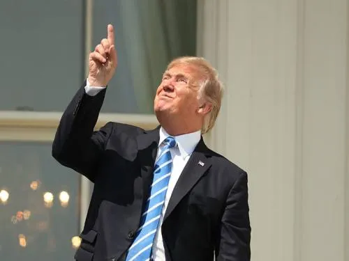 Critican a Trump por observar el eclipse sin lentes