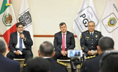 Libran más órdenes de aprehensión contra porros