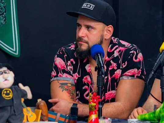 Canal 22 suspende el programa con "El Temach", influencer conocido por discursos misóginos