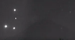 VIDEO: Captan varias luces frente al Popocatépetl