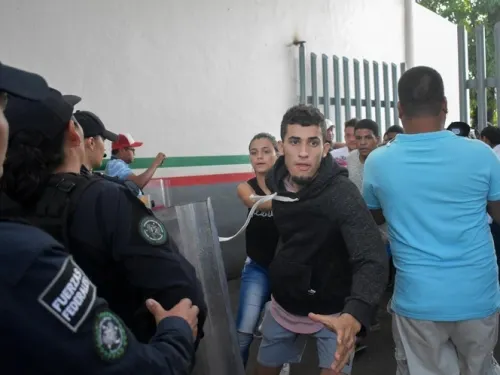 Cubanos se amotinan en estación migratoria de Tuxtla Gutiérrez