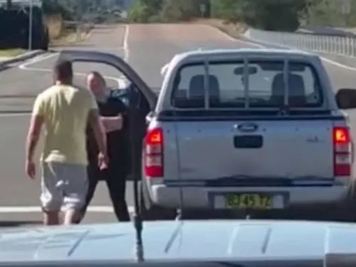 Mujer se pone al tú por tú por incidente vial y hombre la golpea