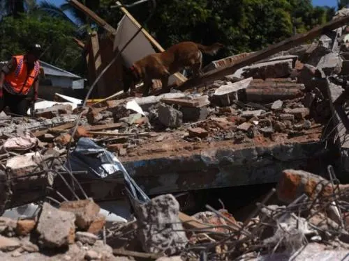 Ascienden a 460 los muertos por sismo en Indonesia