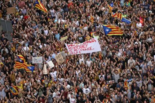 Cataluña realiza huelga general ante actuación policial por referéndum