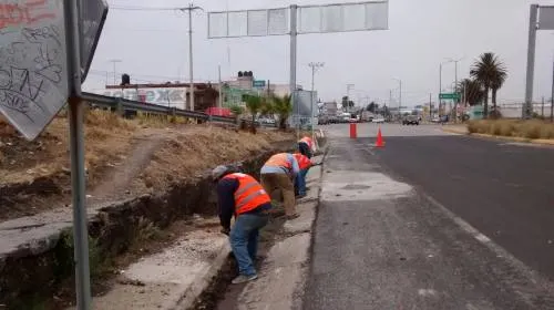 Secretaría de Infraestructura realiza limpieza de alcantarillas en los distribuidores D-8 y D-9