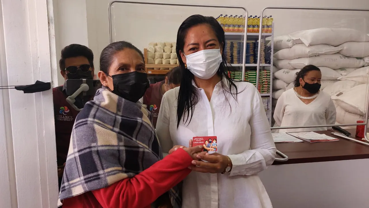 Ariadna Ayala apoya la economía de las familias atlixquenses con la primera Tienda de Abasto Popular y Farmacia Municipal