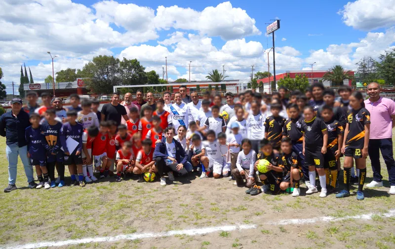 Presidente Juan Manuel Alonso inaugura talleres de fútbol Club Puebla en Texmelucan