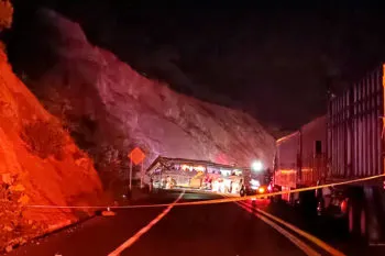 Autobús con estudiantes de secundaria se volcó en la autopista Cuacnopalan-Oaxaca