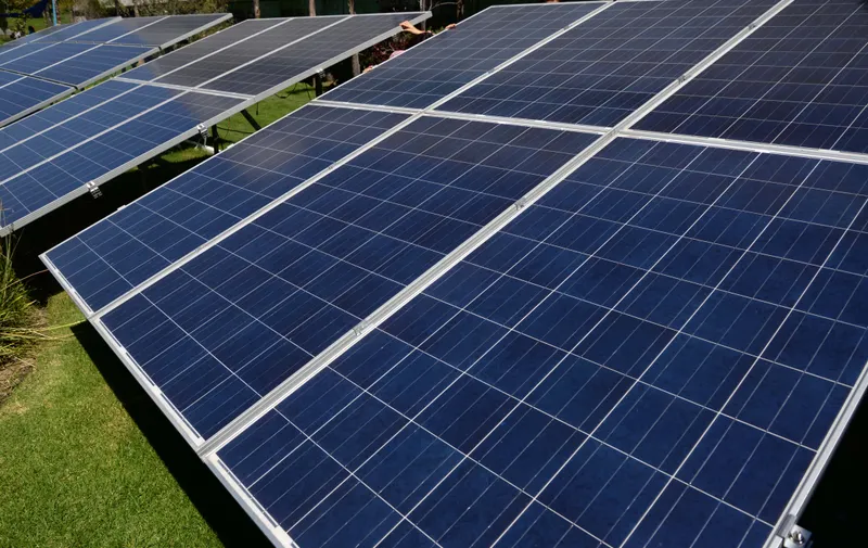 Dan energía eléctrica limpia a 800 escuelas que carecían de luz  