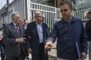 Vocero de Morena niega tráfico de influencias para liberar a su novia
