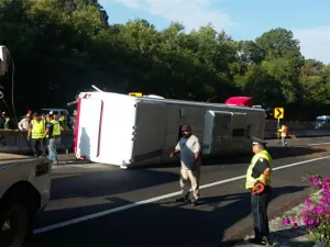 Vuelca autobús en la México-Cuernavaca; hay 42 lesionados